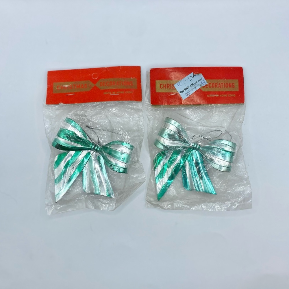 *VINTAGE* NIB Set of 2 Green & Silver Metallic Plastic Bow Christmas Decorations